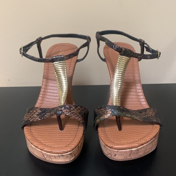 NEW Quipid Gold Strappy Wedge Sandals - Picture 3 of 11